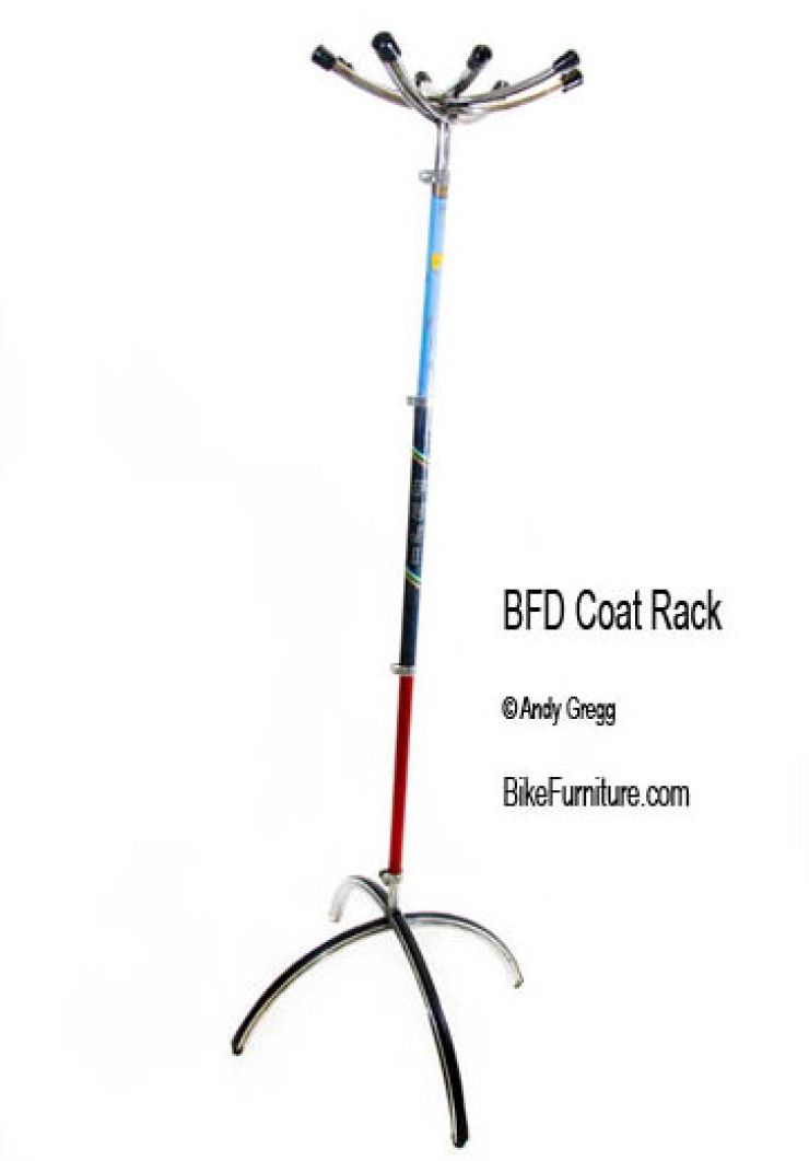 zobrazit detail snímku: Věšák ze starých kol