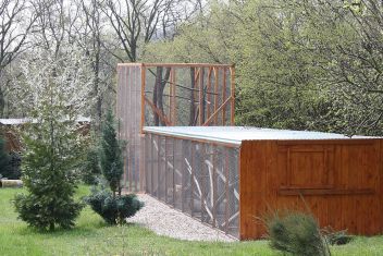 15 metrů dlouhý komplex voliér pro veverky. - klikněte pro zobrazení detailu 15 metrů dlouhý komplex voliér pro veverky. - klikněte pro zobrazení detailu