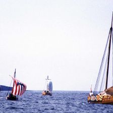 Repliky vikingských lodí.