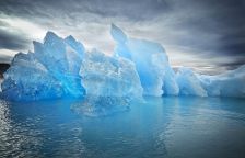 Barvy ledu – od šedavé a modré, přes zelenou, až po krvácející ledovec