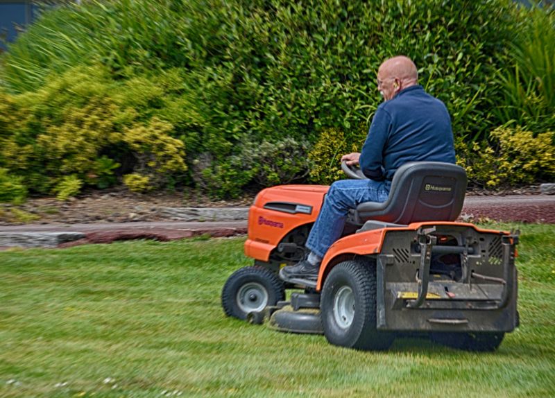 Zahradní traktor při práci. - klikněte pro zobrazení detailu