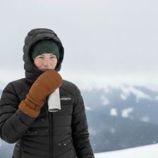 Rady pro zmrzliny stojící pod kopcem se sáňkujícími dětmi